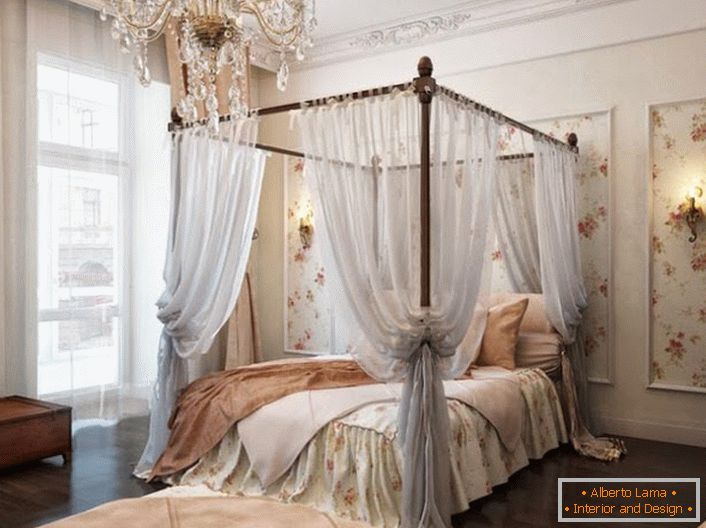 Sypialnia w stylu barokowym jest ozdobiona eleganckim baldachimem powietrznym, który sprawia, że ​​reszta jest jeszcze bardziej odprężająca. 