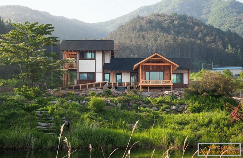 Wiejski drewniany dom w Korei