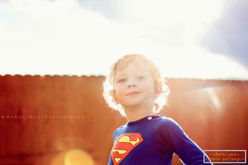 Chłopiec w stroju Supermana
