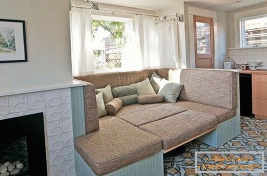 Sofa w kuchni z łóżkiem w rozłożonej formie