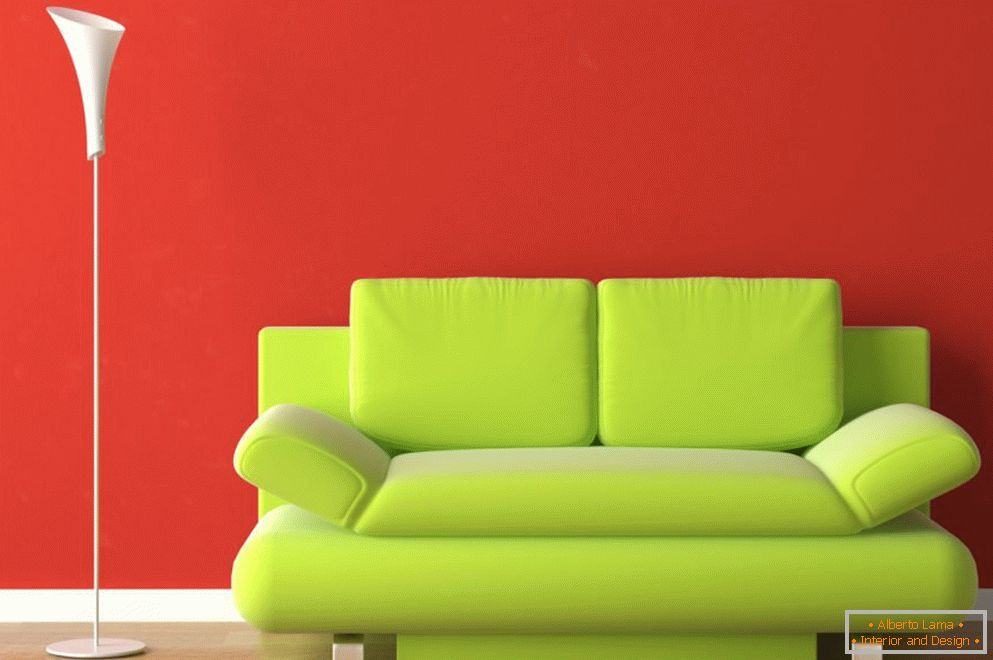 Jasnozielona kanapa w czerwonym wnętrzu