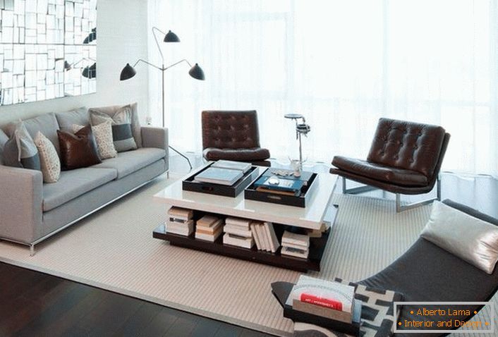 Sofa w stylu high-tech zawsze ma wyraźne geometryczne kontury. Jako dekor używamy przede wszystkim kwadratowych poduszek o jednolitym rozmiarze.