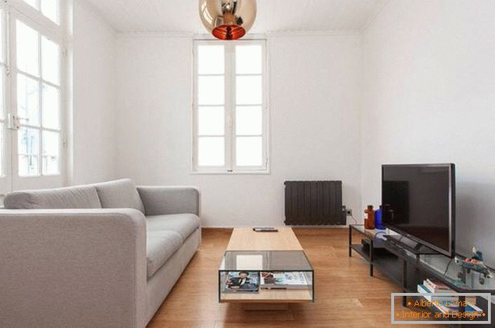 Mała sofa w stylu high-tech nadaje się również do dekoracji wnętrz w stylu minimalizmu lub art deco.