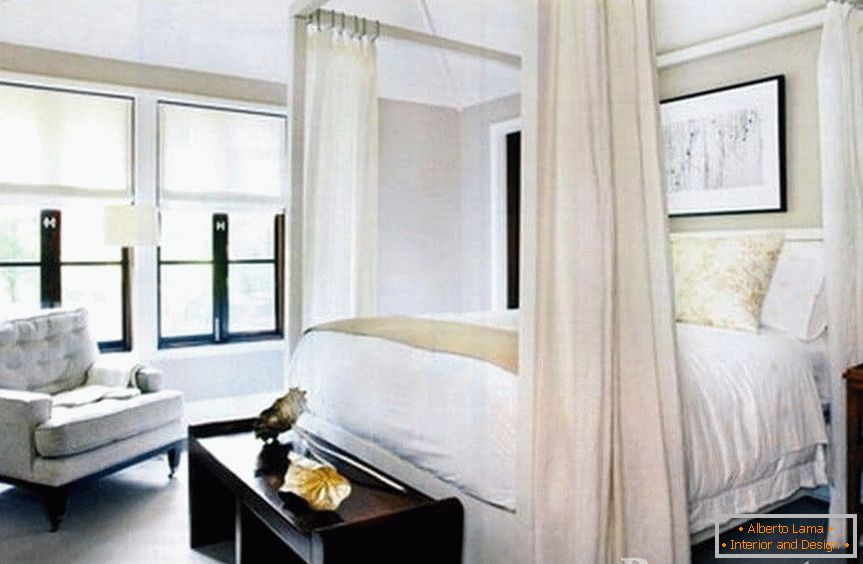 Klasyczna biała sypialnia z łóżkiem z baldachimem