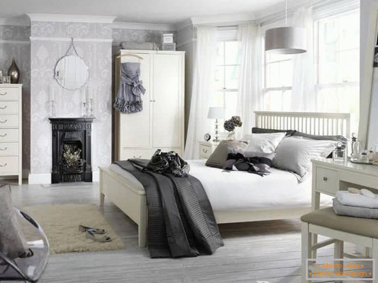 Biała sypialnia pełna akcesoriów w klasycznym stylu
