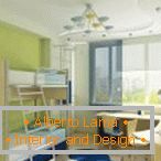 Kolorowe lampy i żyrandol na suficie przedszkola