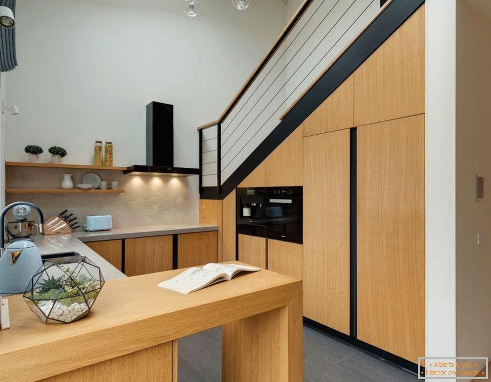 Izolacja akustyczna mieszkania piętrowego z drewnem na podłodze i specjalnymi materiałami na ścianach