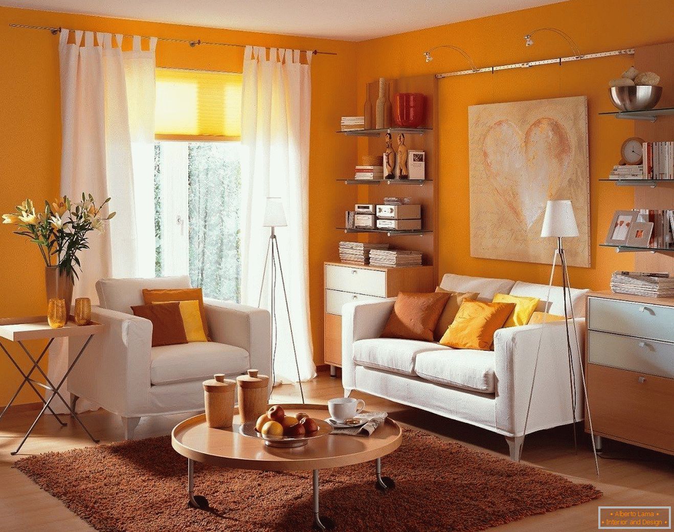 Pokój dzienny z pomarańczowymi ścianami