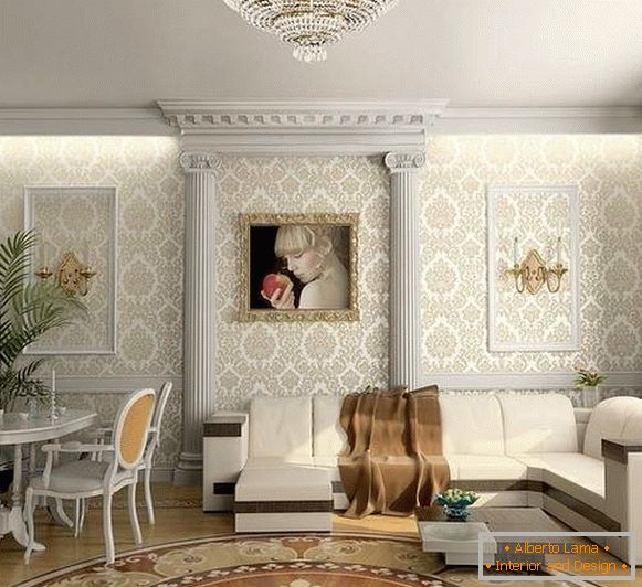 Klasyczny wystrój salonu w prywatnym domu z dekoracją stiukową