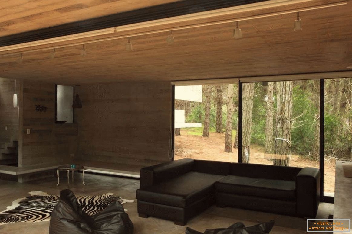 Salon z drewnianym wykończeniem w drewnianym domu z oknem panoramicznym