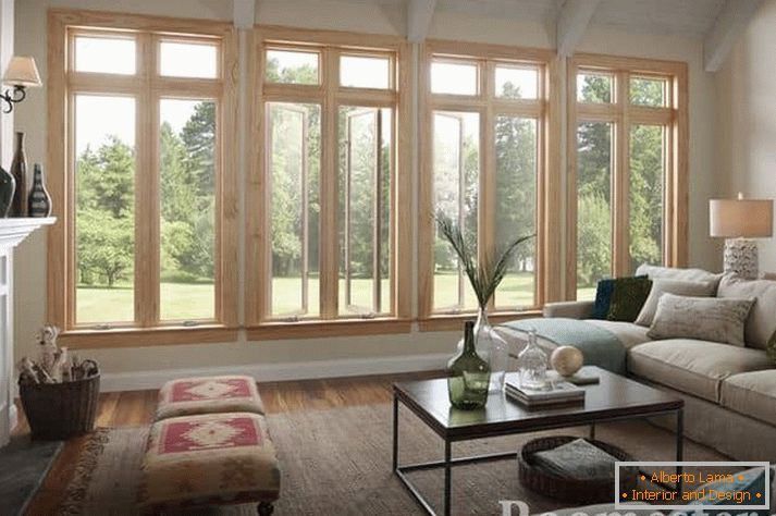 Przytulny salon z sufitem wykończonym drewnianymi belkami