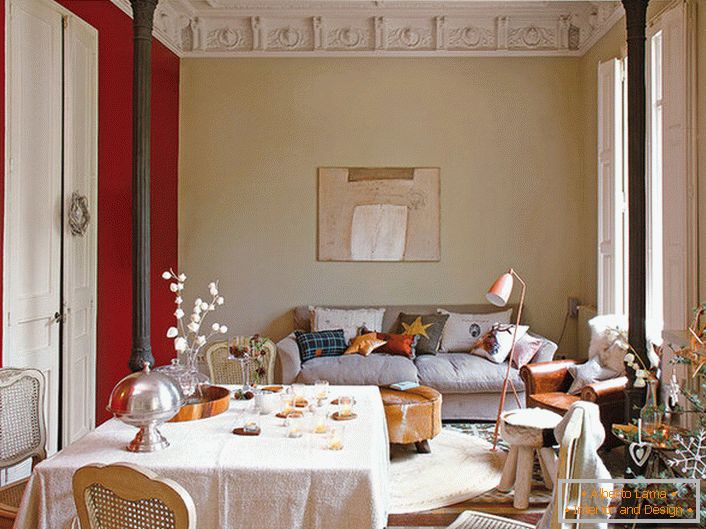Elegancki salon w stylu eklektyzmu ozdobiony uroczymi poduszkami. Na świąteczną dekorację pokoju właściciel domu wybrał interesujący świerk ze stylowymi ornamentami.