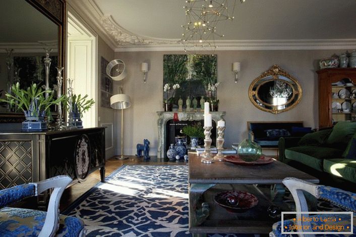 Głównym efektownym elementem pokoju gościnnego był dywan z jaskrawymi niebieskimi ornamentami, który harmonijnie łączy się z tapicerką foteli.