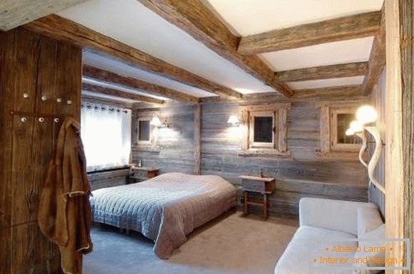 Wnętrze sypialni w wiejskim domu w stylu schroniska