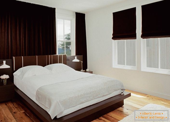 Sypialnia wenge nie lubi ekscesów, więc elementy dekoracyjne powinny być minimalne. 
