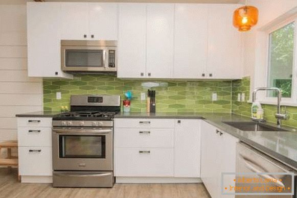 Zaprojektuj narożną kuchnię w prywatnym domu - zdjęcie w kolorze białym i zielonym