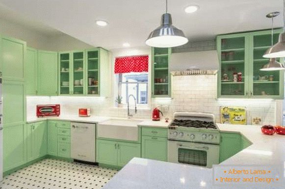 Zielona narożna kuchnia w prywatnym domu - nowoczesny design na zdjęciu