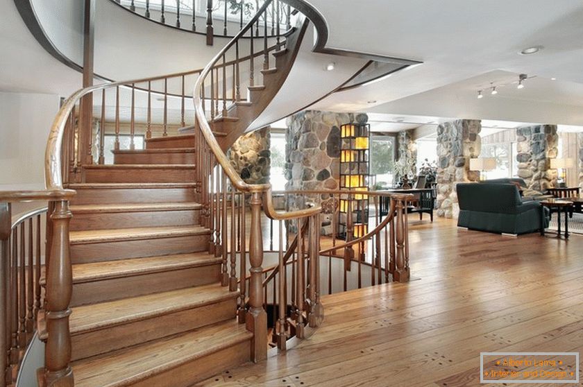 Proste klasyczne schody w dużym domu