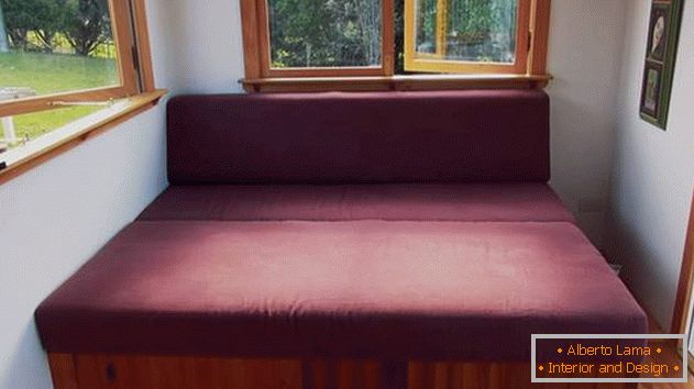 Projekt małego prywatnego domu: sofa с передвижными ящиками для хранения