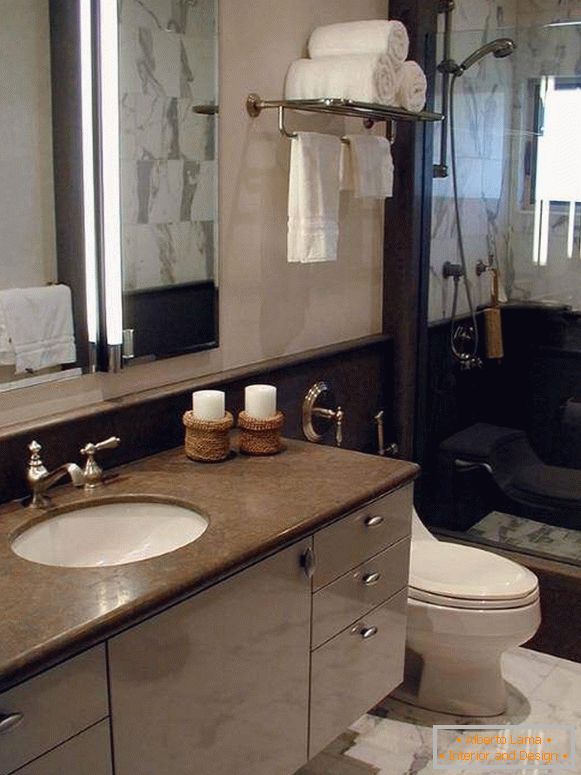 Elegancki wystrój połączonej łazienki w klasycznym stylu