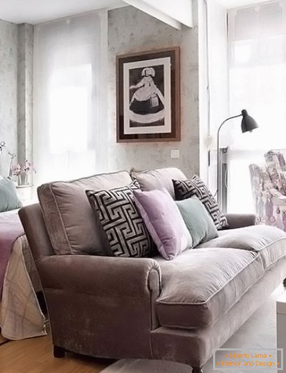Miękka sofa z poduszkami