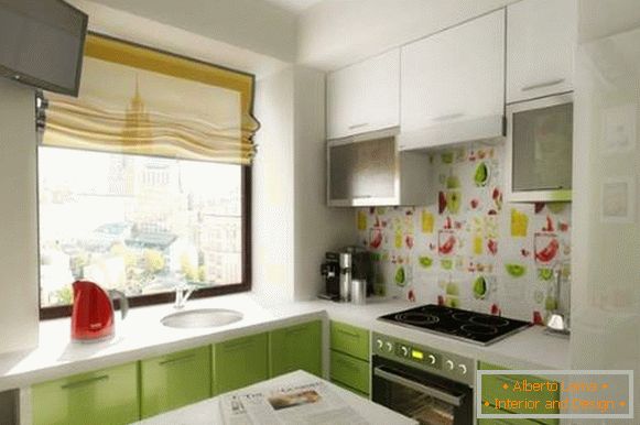 Małe pokoje fotograficzne - projekt białej i zielonej kuchni w mieszkaniu