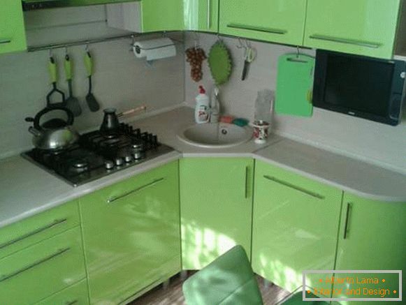Wnętrze zielonej kuchni w projekcie małego mieszkania o powierzchni 30 mkw