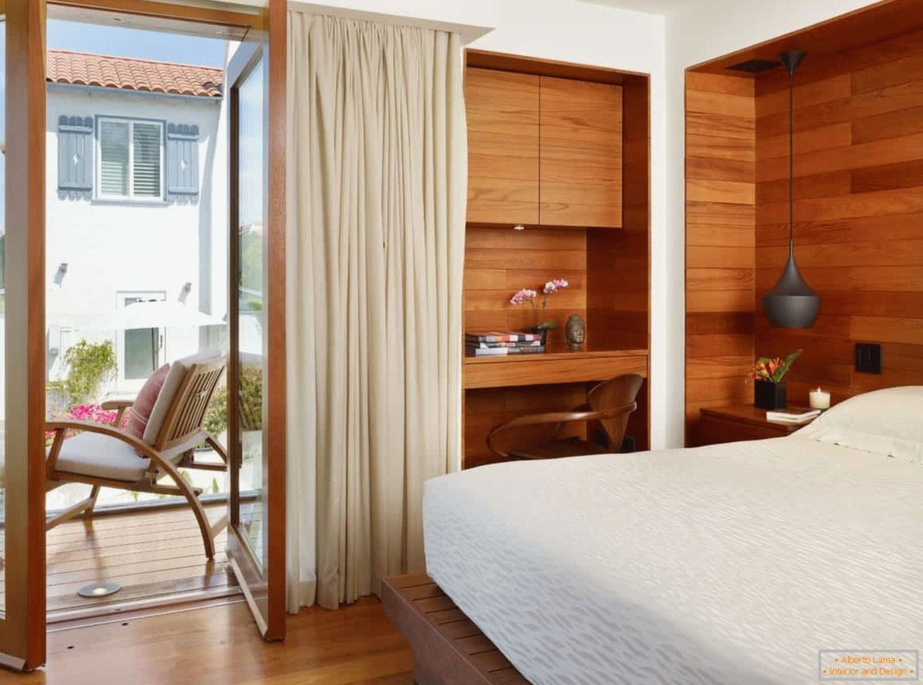 Mała sypialnia z drewnianym wykończeniem ścian
