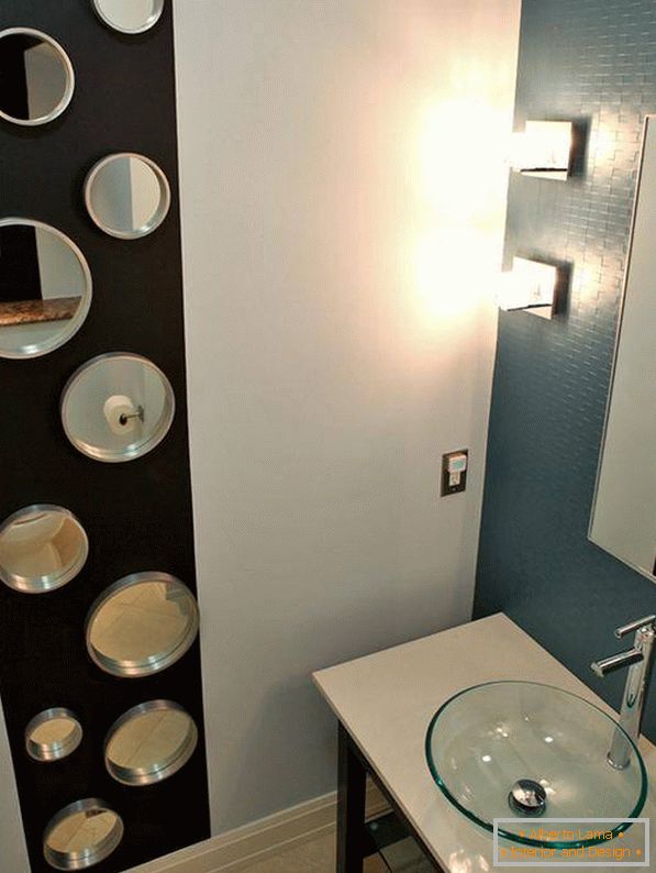 Mała łazienka z lustrami
