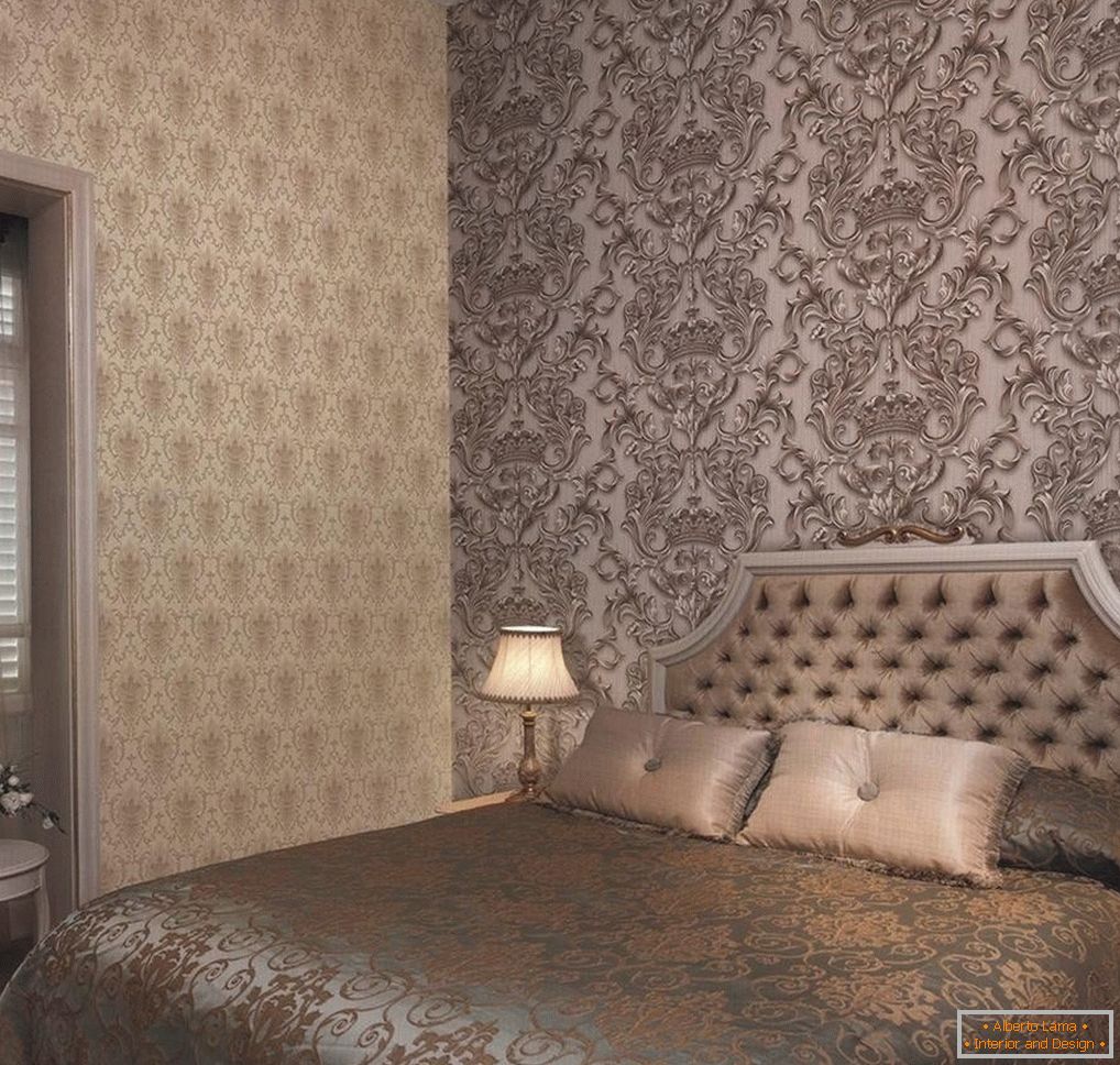 Połączenie różnych wzorów na ścianie w sypialni