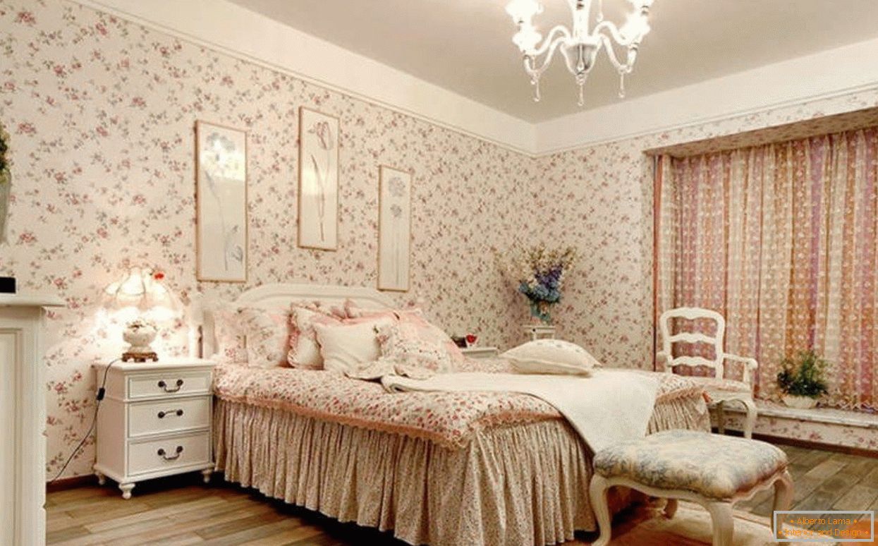 Sypialnia w stylu prowansalskim z tapetą