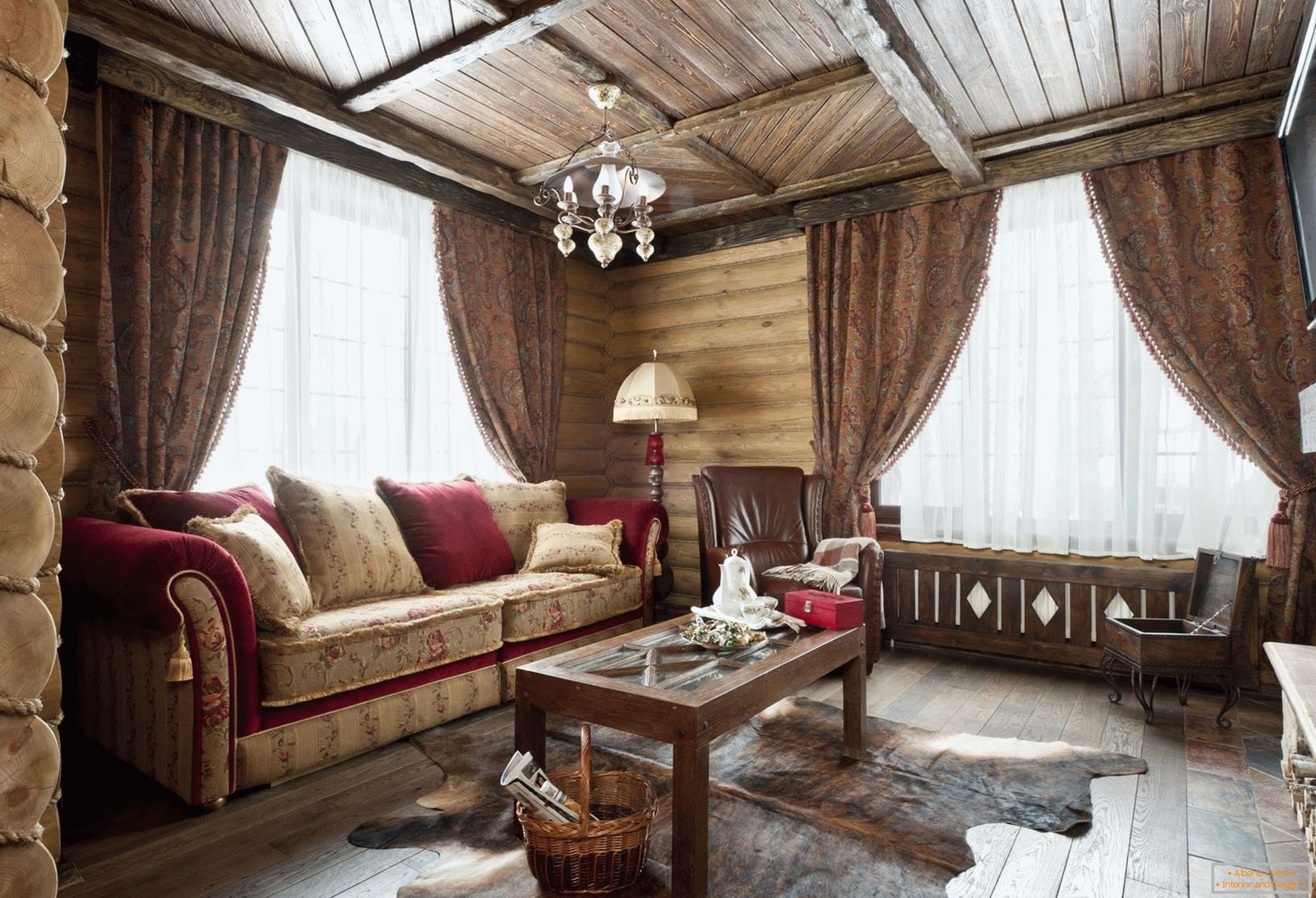 Drewniany sufit w salonie