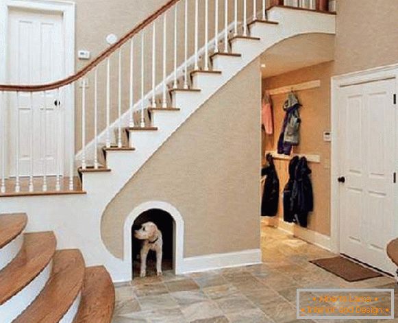 korytarz w domu ze zdjęciem ze schodów, fot. 38