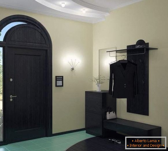 Czarne meble w nowoczesnym projekcie korytarza w prywatnym domu