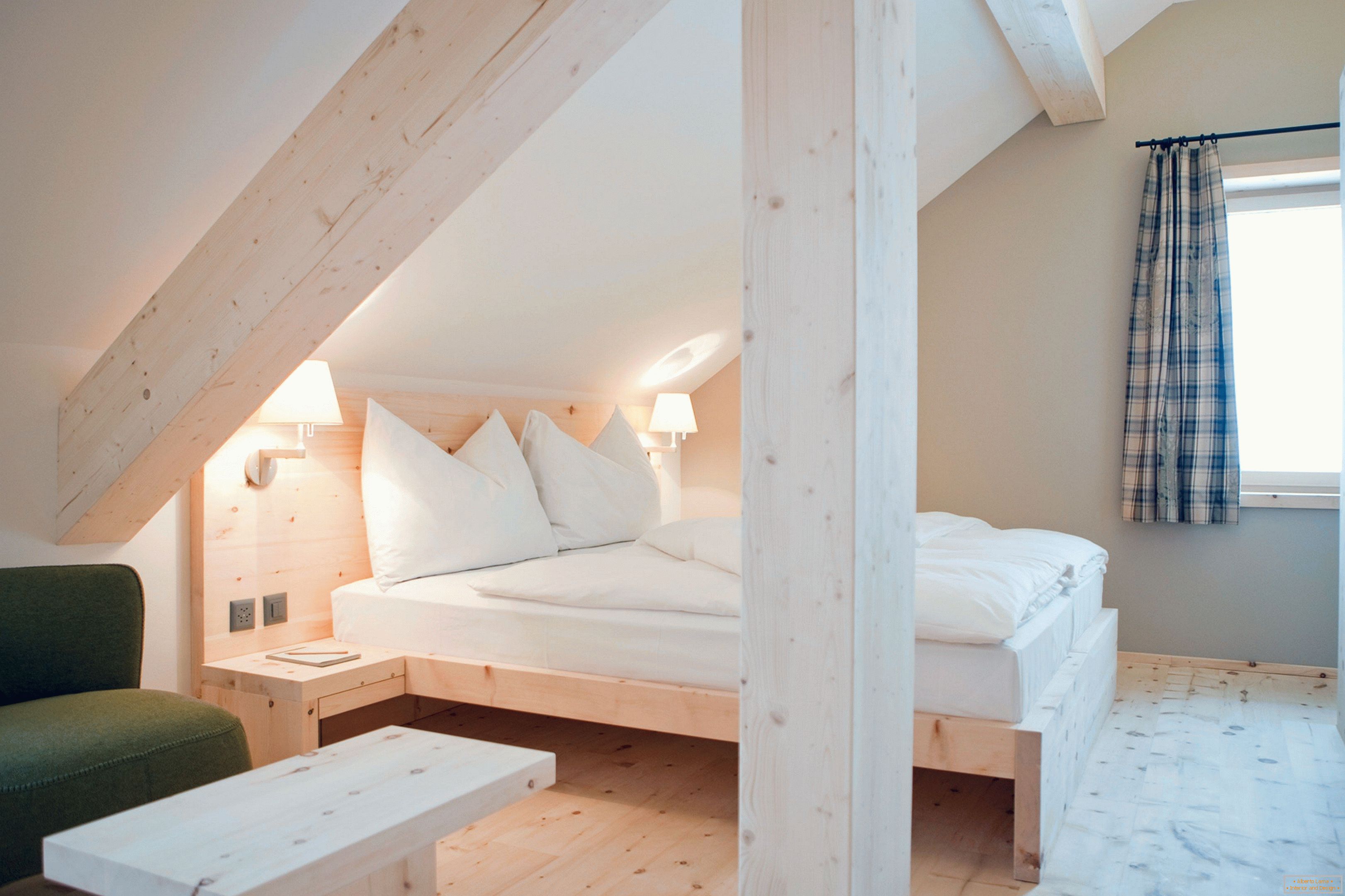 Ekologiczna sypialnia z drewnianymi wykończeniami