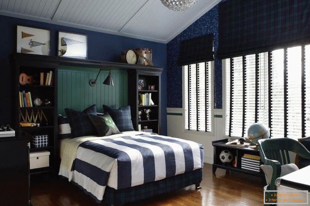 Duża sypialnia dla chłopca w niebieskich kolorach