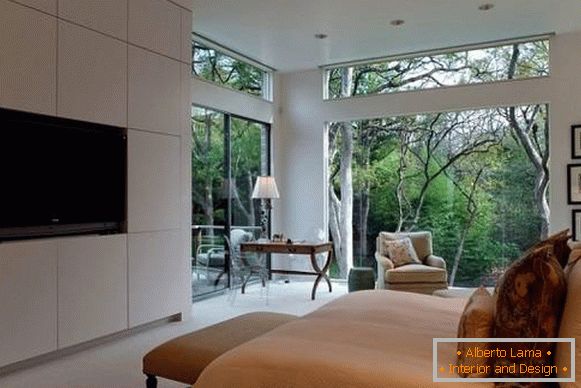 Ekologiczny styl sypialni z dużymi oknami