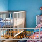 Wystrój sypialni z łóżeczkiem dziecięcym w niebieskich kolorach