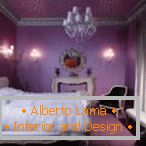 Lilac tapeta w sypialni z eleganckim wnętrzem