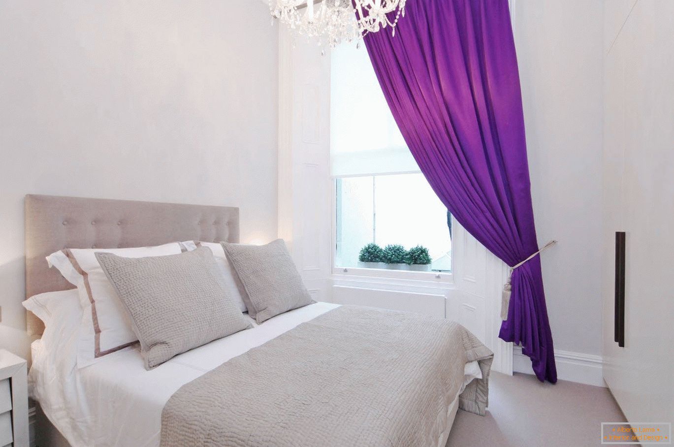 Purpurowe zasłony w białym wnętrzu sypialni