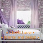 Łóżko z baldachimem w kolorze liliowym