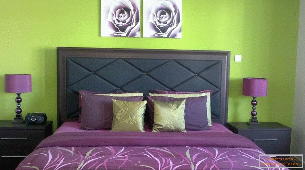 Jasnozielone ściany i purpurowe tkaniny w sypialni