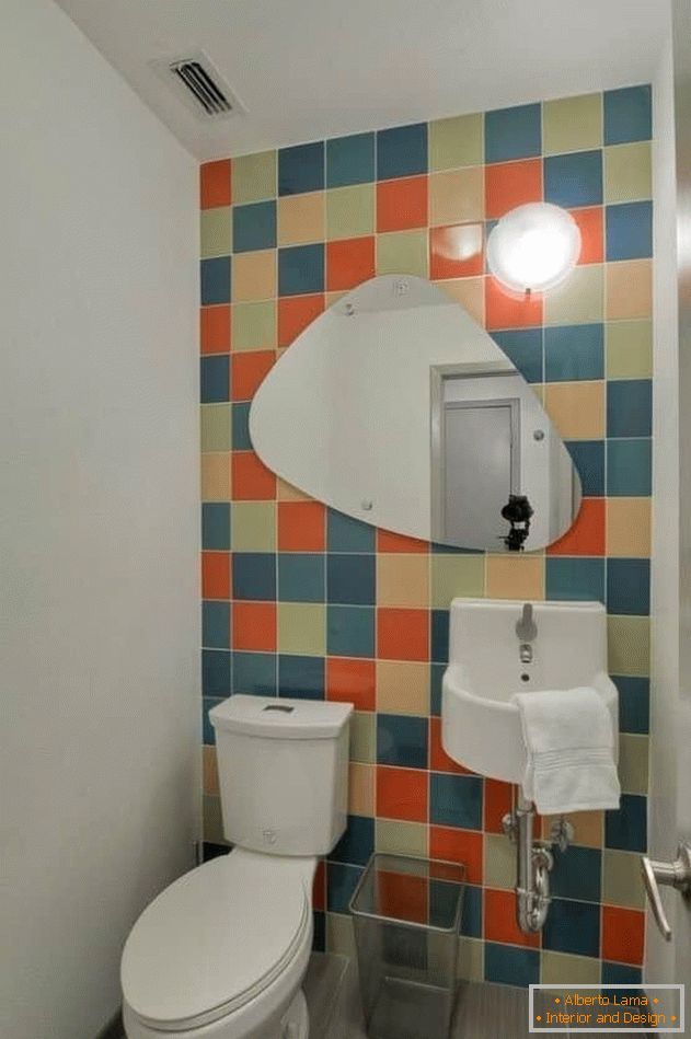 Mała toaleta z jasnymi kafelkami i pomalowanymi ścianami