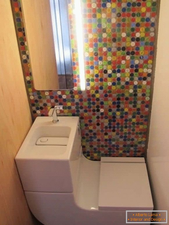 Mała toaleta z nowoczesną toaletą combo i jasną mozaiką
