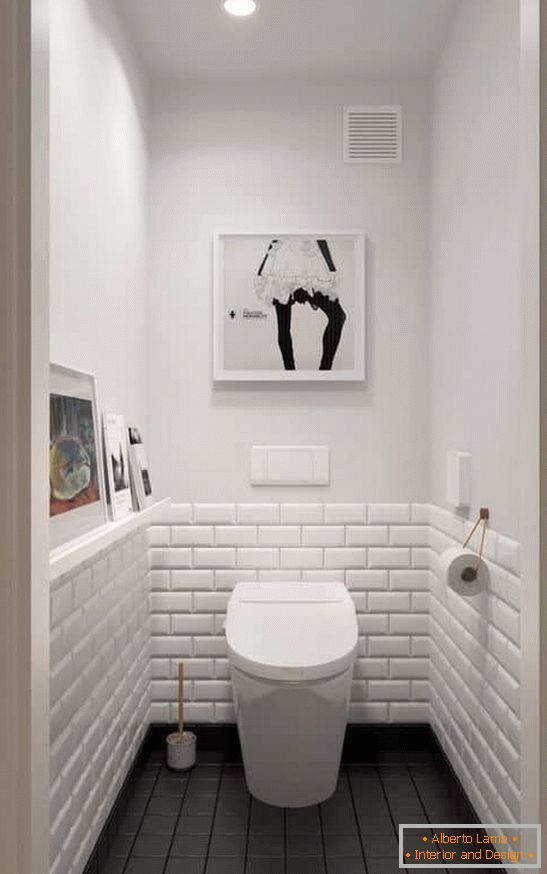 Mała toaleta w kolorze białym z ciemną podłogą