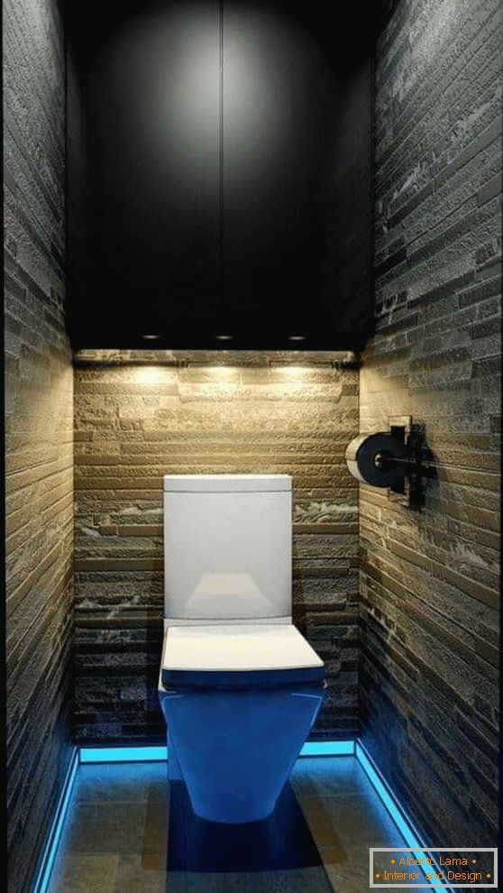 Oryginalne oświetlenie w małej toalecie z wiszącą szafką