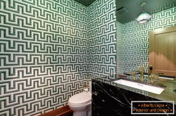 Luksusowe wnętrze toalety z zieloną tapetą i marmurem