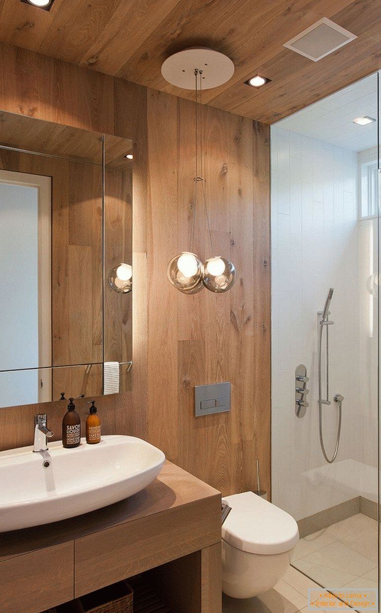 Połączenie drewna i płytek w łazience wnętrza