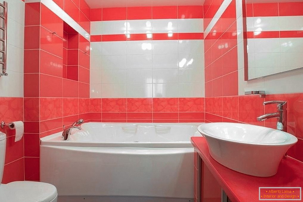 Białe i czerwone kafelki w łazience