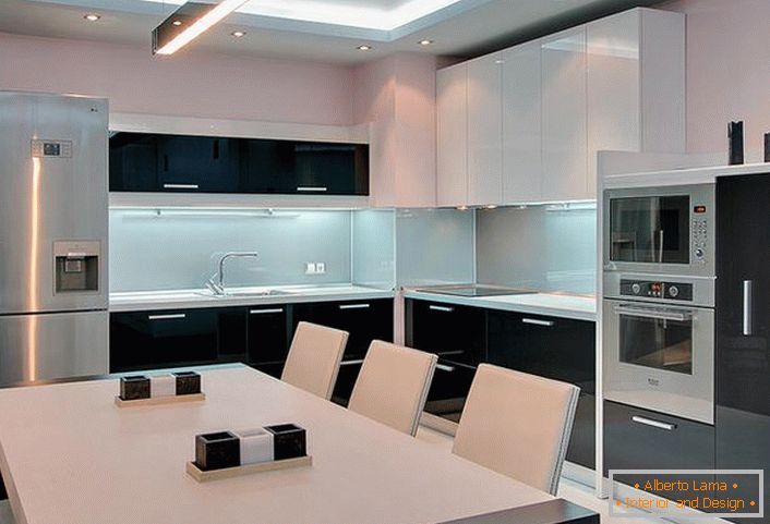 Biało-czarna kuchnia z wbudowanymi urządzeniami - odpowiedni projekt do małego pokoju.